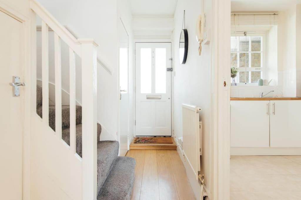Charming 2 Bedroom Flat In The Heart Of Kings Cross, Лондон Екстериор снимка