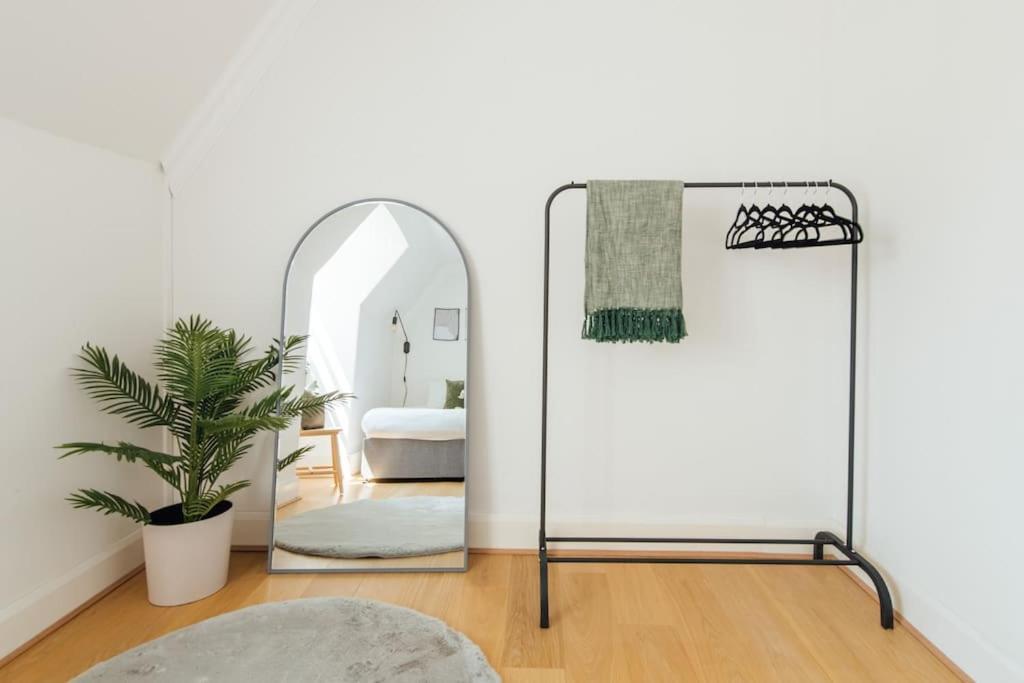 Charming 2 Bedroom Flat In The Heart Of Kings Cross, Лондон Екстериор снимка