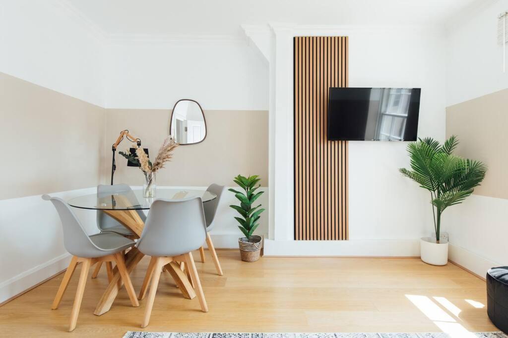 Charming 2 Bedroom Flat In The Heart Of Kings Cross, Лондон Екстериор снимка